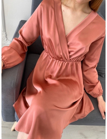 Атласное персиковое платье