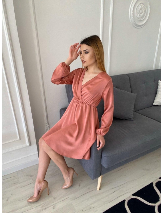 Атласное персиковое платье