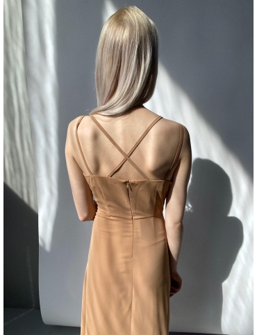 Бежевое платье с красивой спинкой