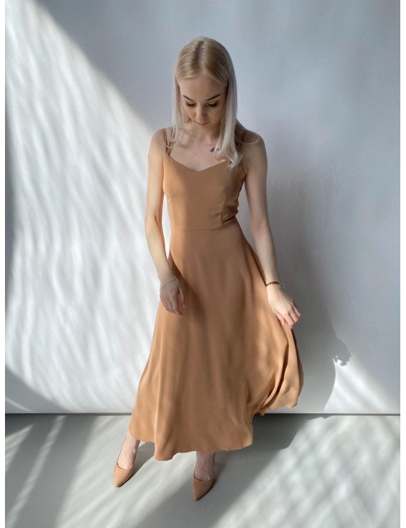 Бежевое платье с красивой спинкой