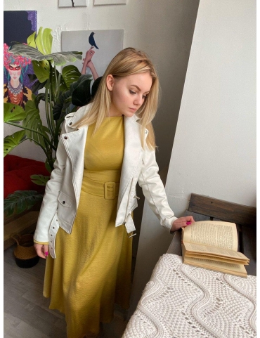 Атласное платье с поясом