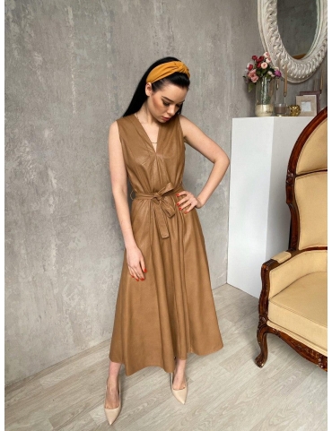 Бежевое платье с поясом