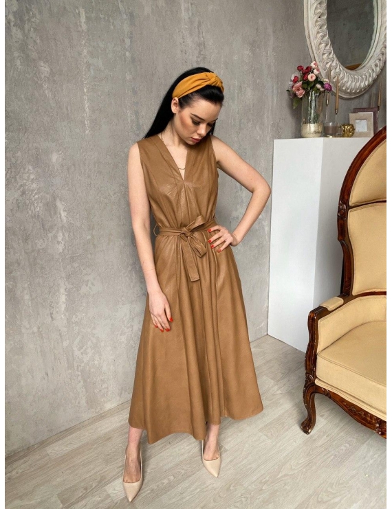 Бежевое платье с поясом