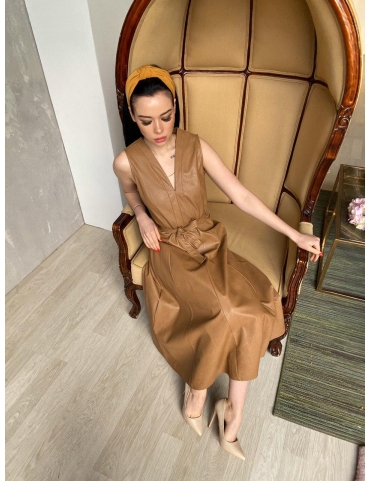 Бежевое платье с поясом