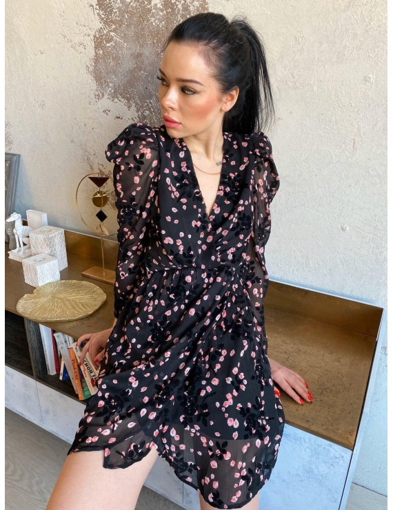 Черное платье с цветочным принтом