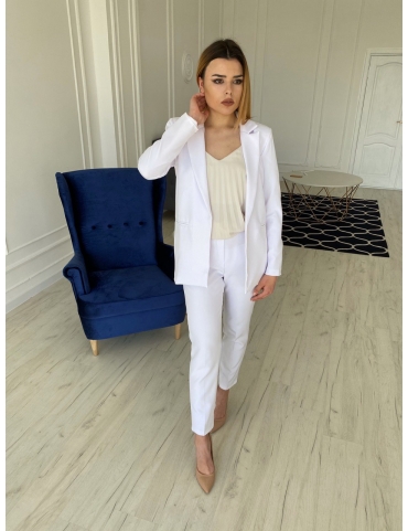 Белый брючный костюм с жакетом