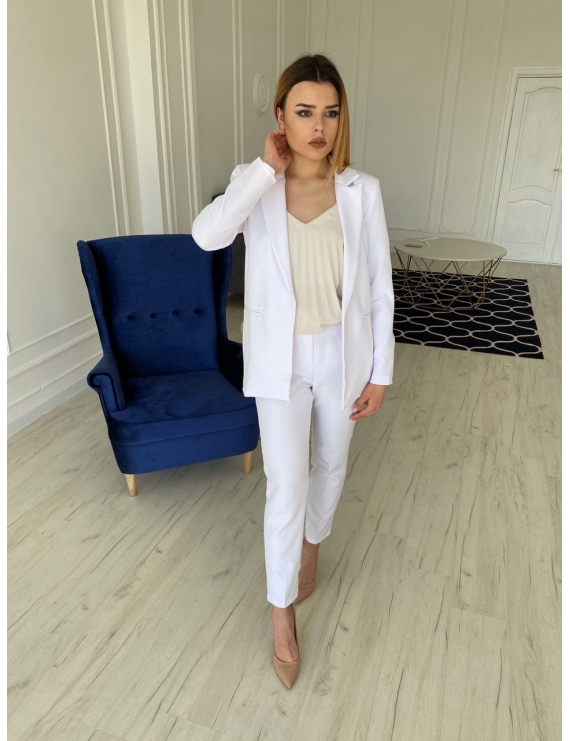 Белый брючный костюм с жакетом