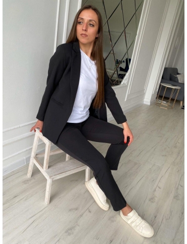 Черный брючный костюм с жакетом