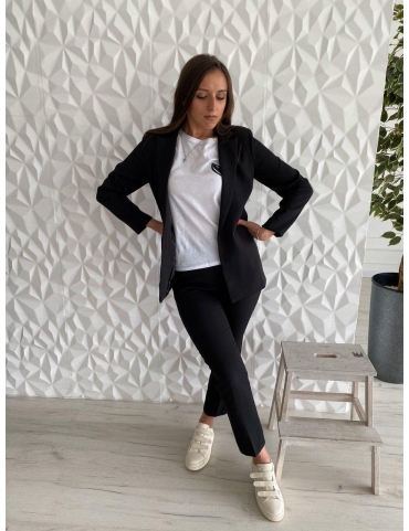 Черный брючный костюм с жакетом