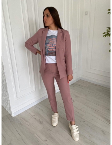 Пудровый брючный костюм с жакетом
