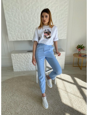 Голубой брючный костюм с жакетом