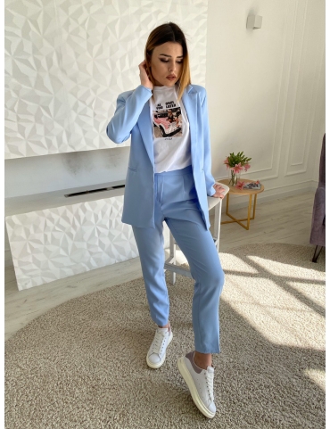 Голубой брючный костюм с жакетом