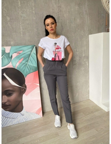 Серый брючный костюм с жакетом