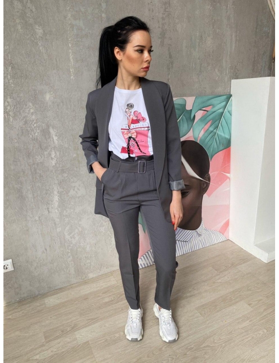 Серый брючный костюм с жакетом