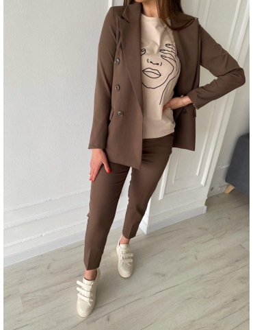 Коричневый брючный костюм с жакетом