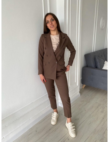 Коричневый брючный костюм с жакетом