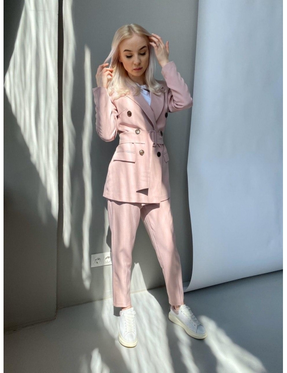 Пудровый брючный костюм 