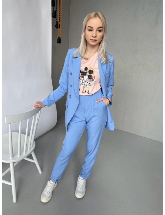 Голубой брючный костюм с жакетом