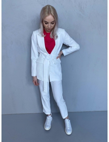 Белый брючный костюм с жакетом