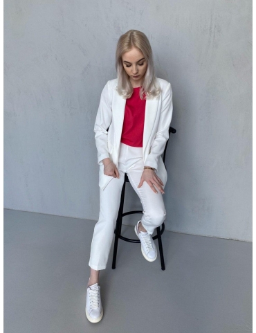 Белый брючный костюм с жакетом