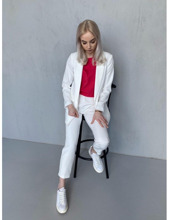 Белый брючный костюм с жакетом