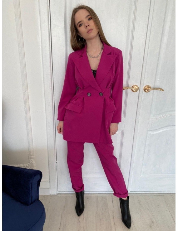 Брючный костюм с приталенным жакетом